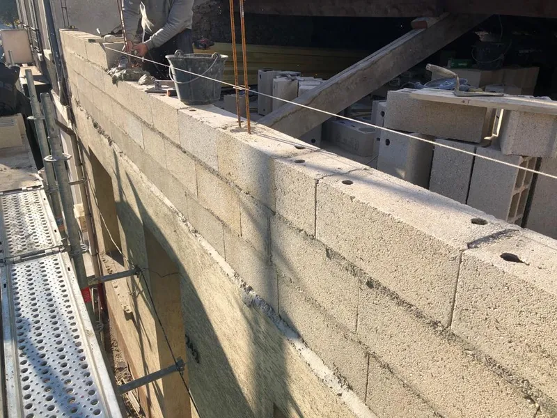 Chantier de maçonnerie suivi par M. Rousseau dans l'Essonne