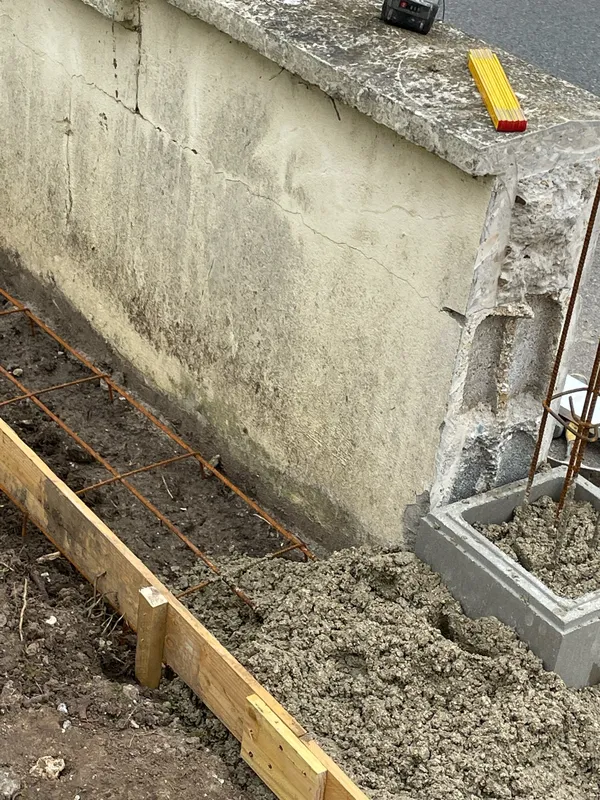 Construction d'un muret de clôture en parpaings dans l'Essonne