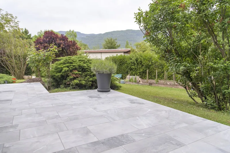 Terrasse en béton créée par M. Rousseau dans l'Essonne