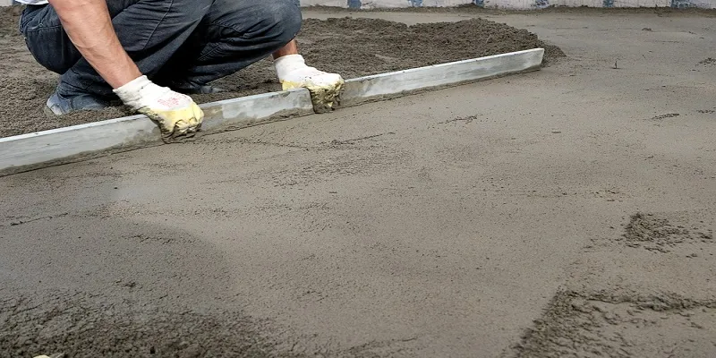 Lissage d'une dalle béton fraîche par M. Rousseau dans l'Essonne