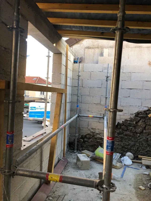 Échafaudage sur un chantier de surélévation dans l'Essonne
