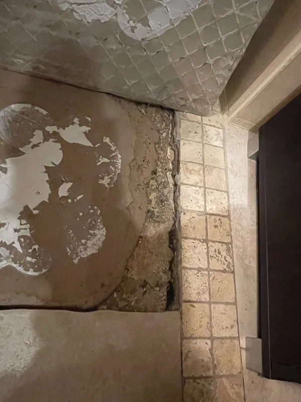 Enduit traditionnel repris sur un mur ancien près de Vert-le-Grand