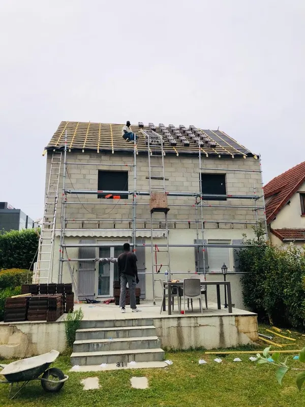 Pignon d'une extension de maison en parpaings dans l'Essonne