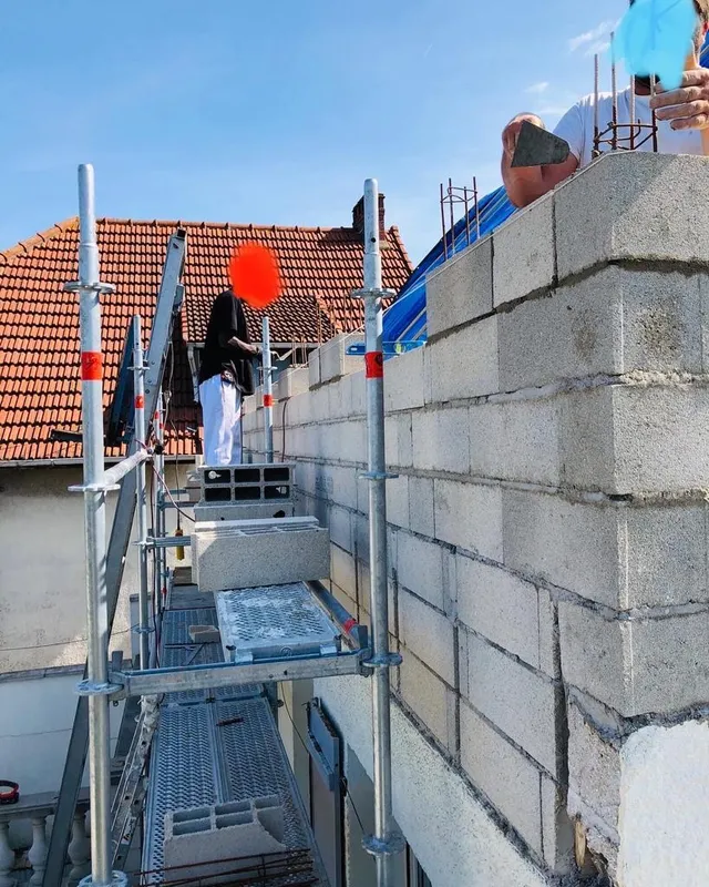 Élévation des murs d'une extension en parpaings