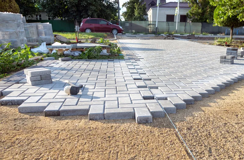 Allée de jardin pavée réalisée dans l'Essonne