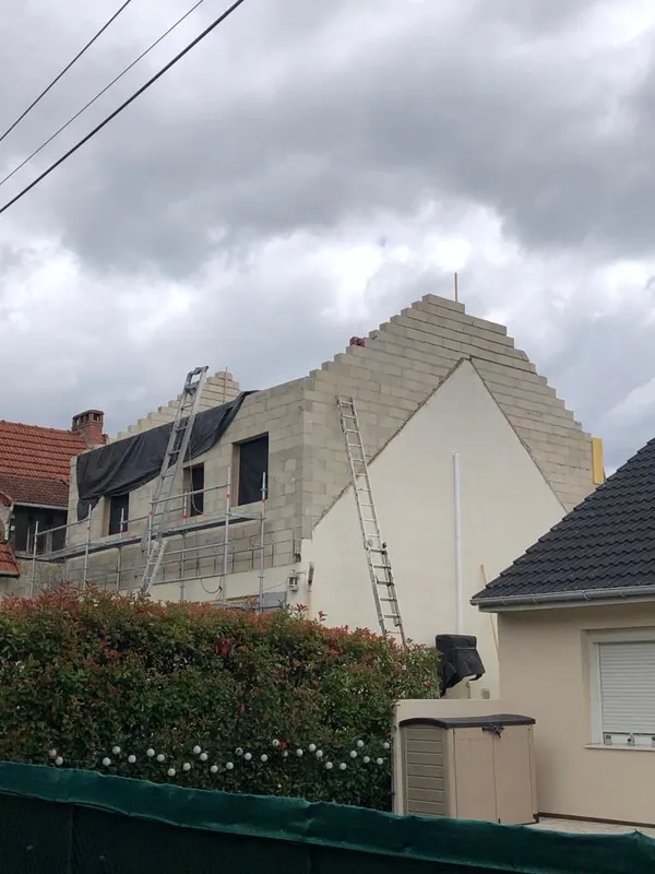 Pignon surélevé en parpaings sur une maison du 91